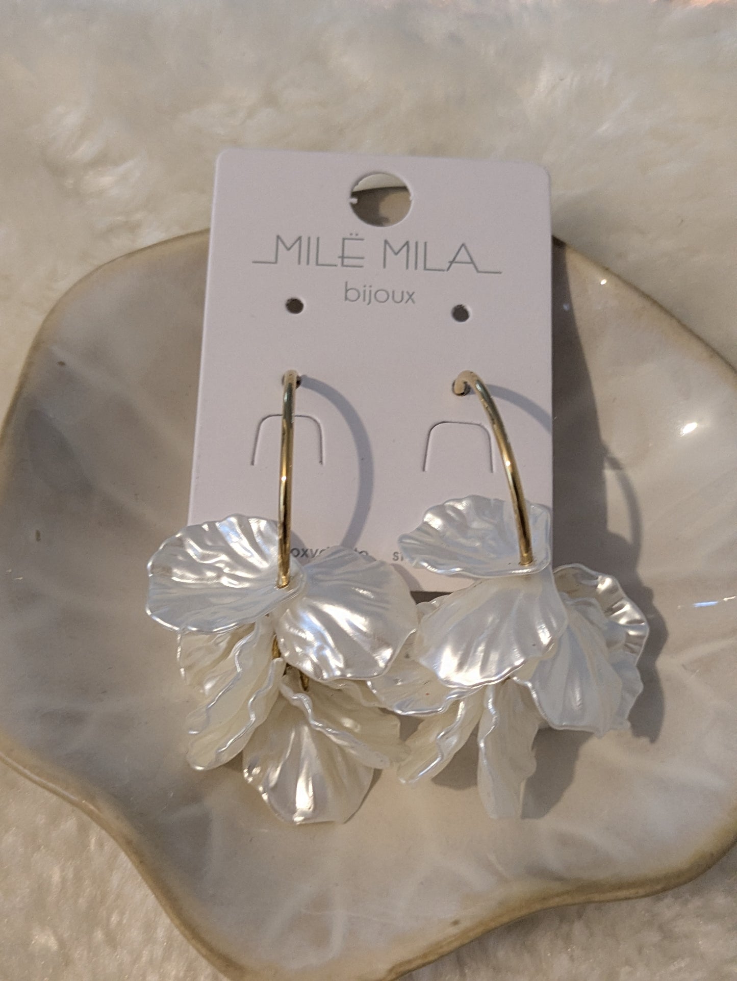 Boucles d'oreilles fleurs nacrées